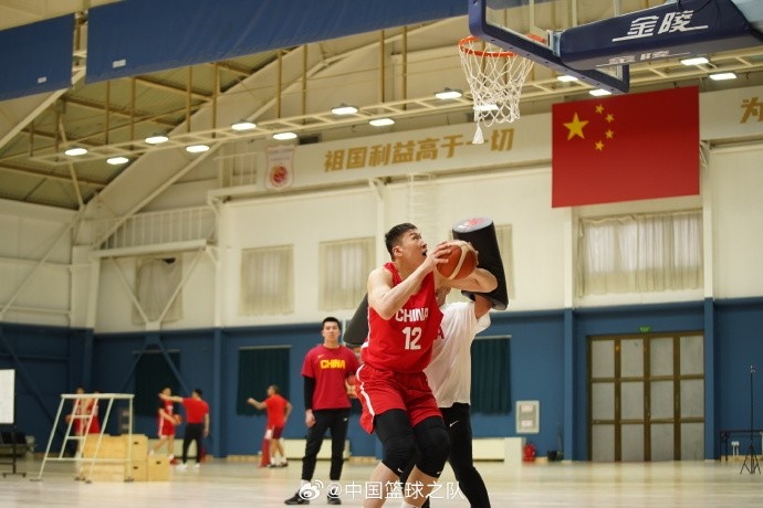 中國籃球之隊官博：大塊頭 大能量 祝李炎哲25歲生日快樂！